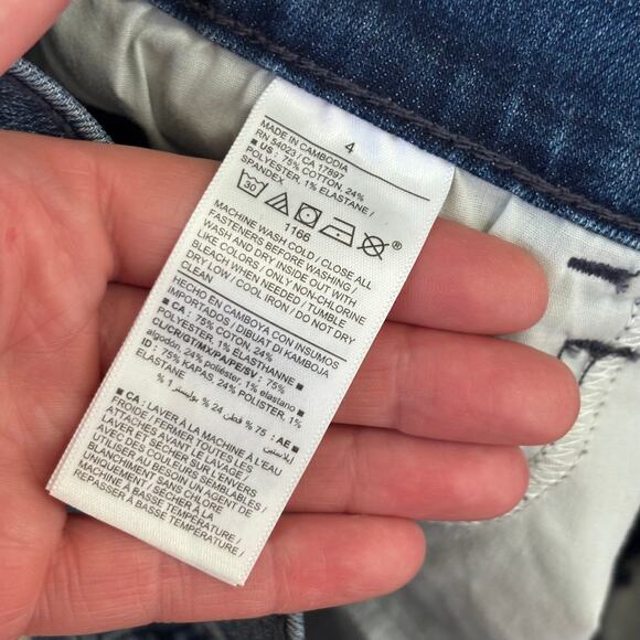 Old Navy Jean Shorts 4 Cuffed Bermuda Faded Stretch Mid Rise Casual 7 Inseam NEW - Picture 9 of 9